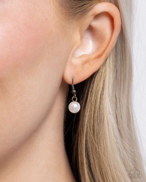 Fresh Facets - Brass - Paparazzi Necklace Image