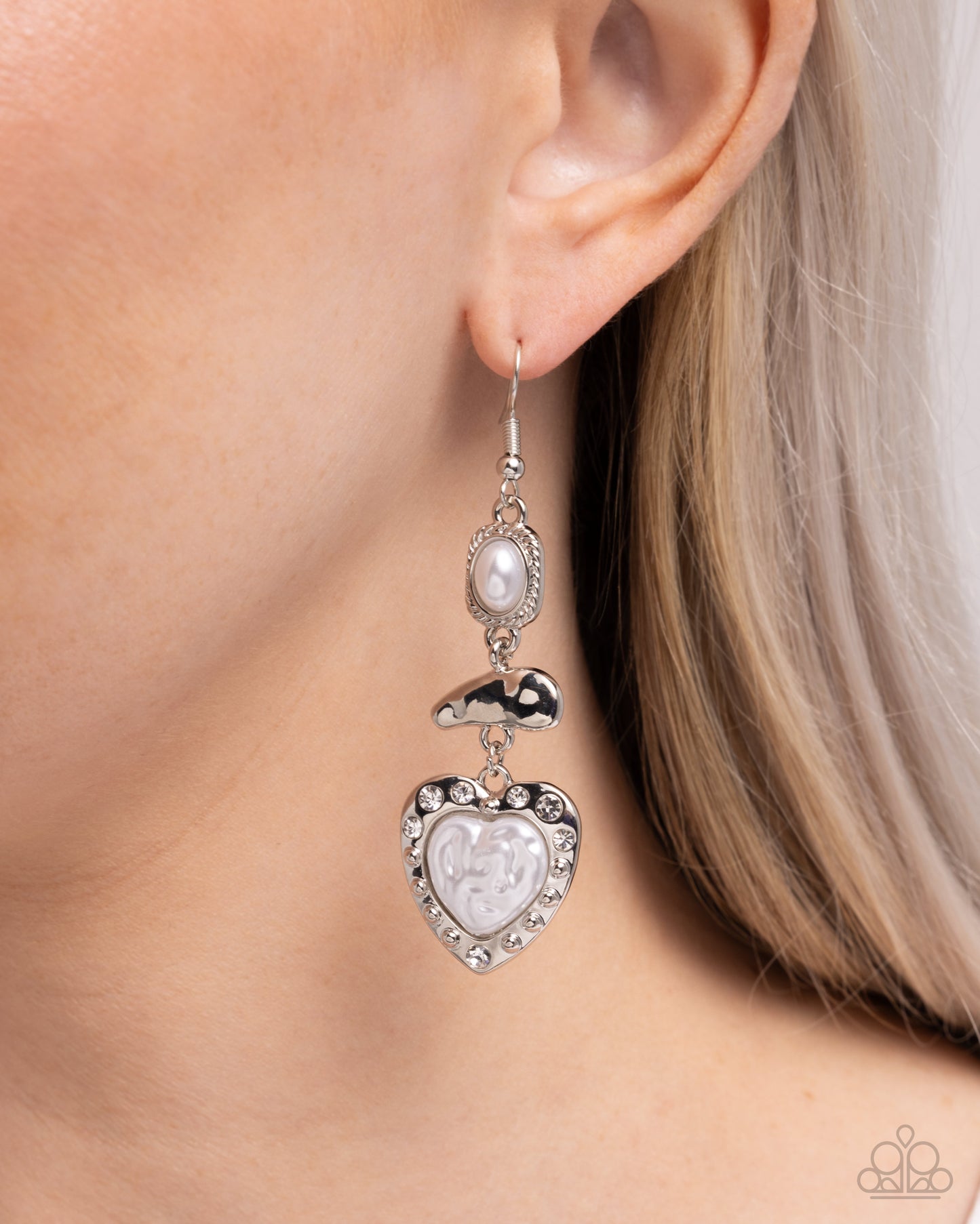 Feminine Feature - Paparazzi Earring Image