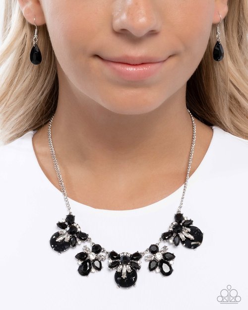 Socialite Statement - Paparazzi Necklace Image