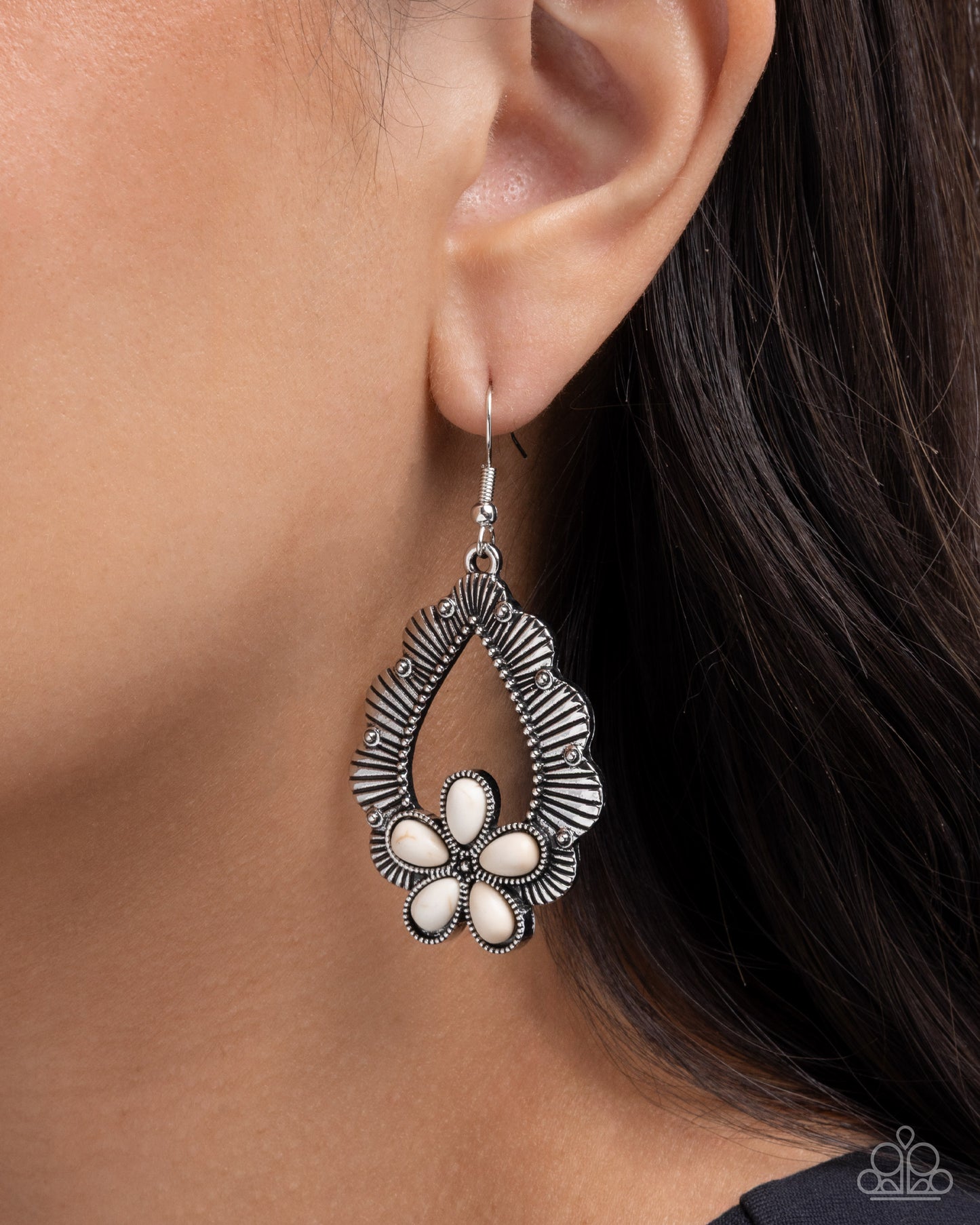 Noticeably Earthy - Paparazzi Earring Image