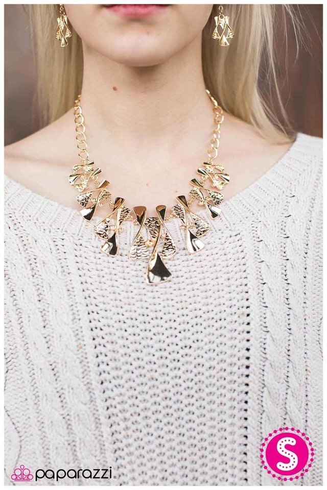 Paparazzi Blockbuster Necklace - The Sands of Time - Gold