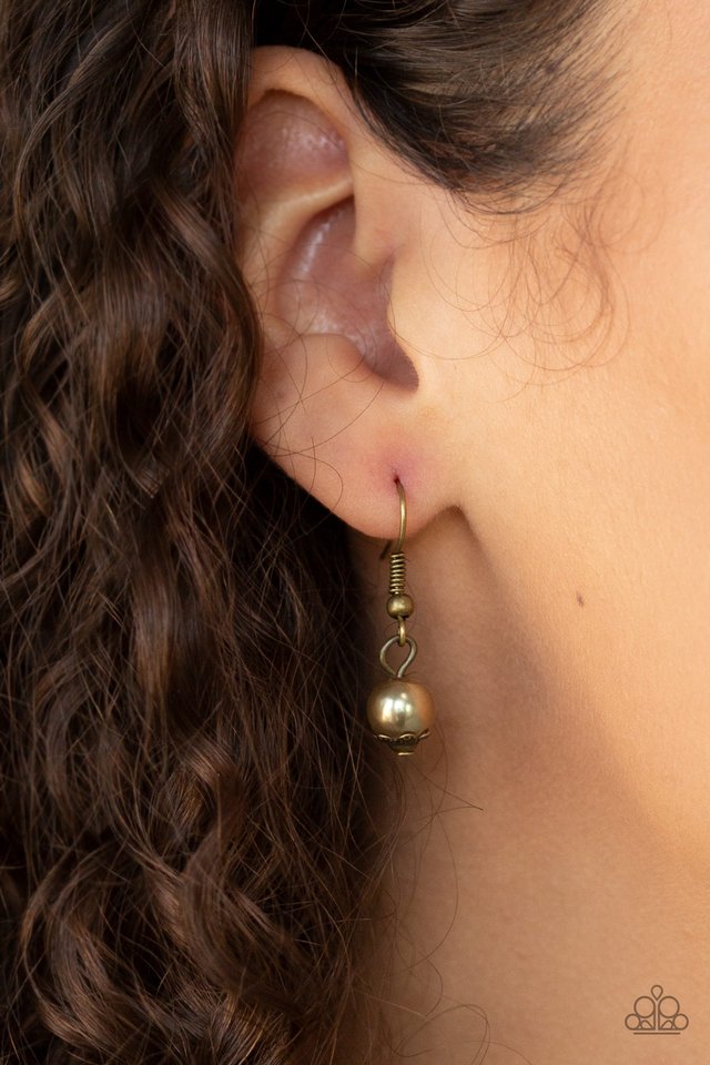 Tour de Demure - Brass - Paparazzi Necklace Image