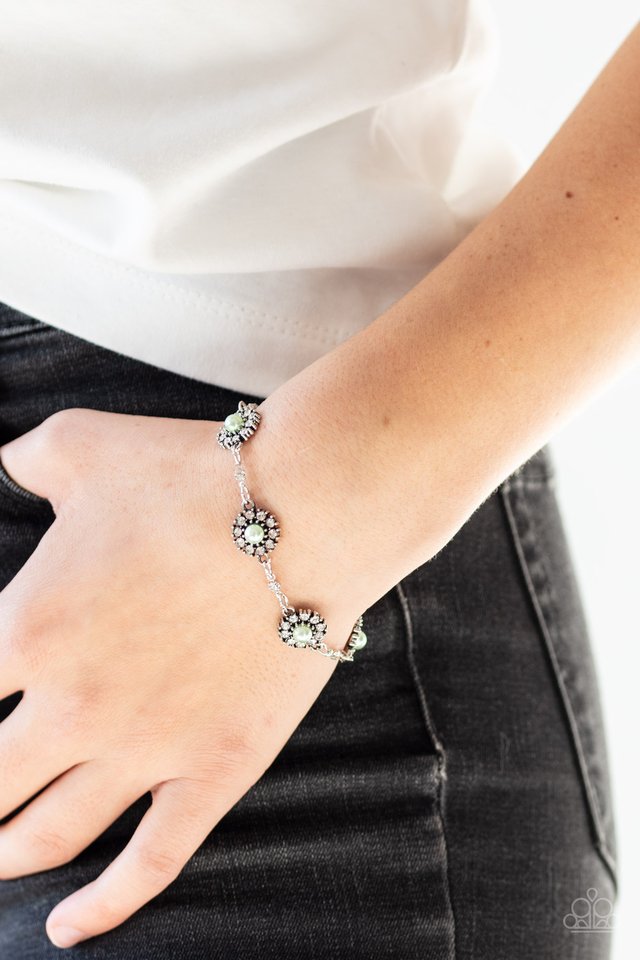 Garden Flower Grandeur - Green - Paparazzi Bracelet Image