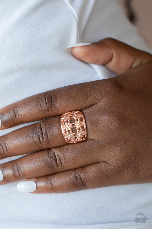 Crazy About Daisies - Rose Gold - Paparazzi Ring Image