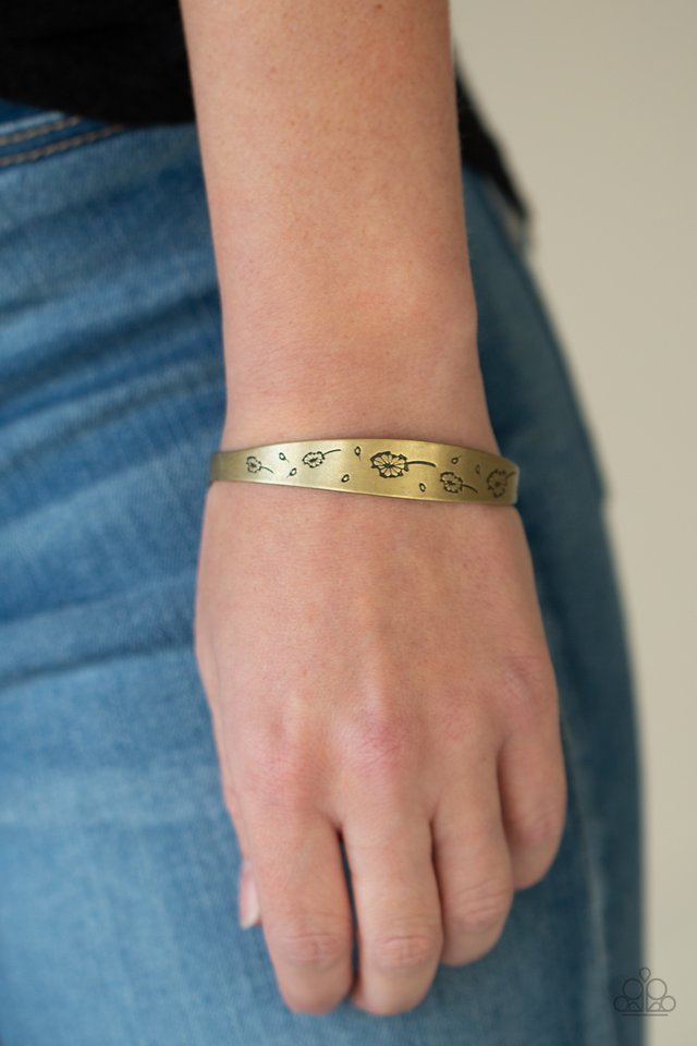 Dandelion Dreamland - Brass - Paparazzi Bracelet Image