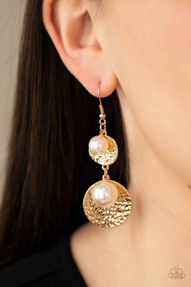 Pearl Dive - Gold - Paparazzi Earring Image