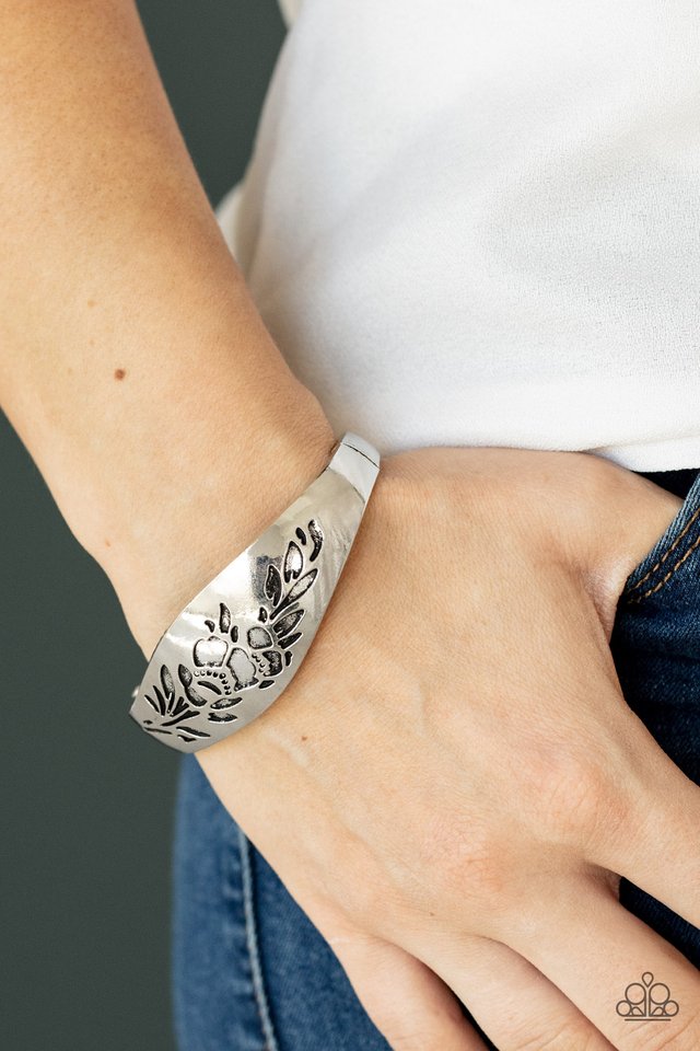 Fond of Florals - Silver - Paparazzi Bracelet Image