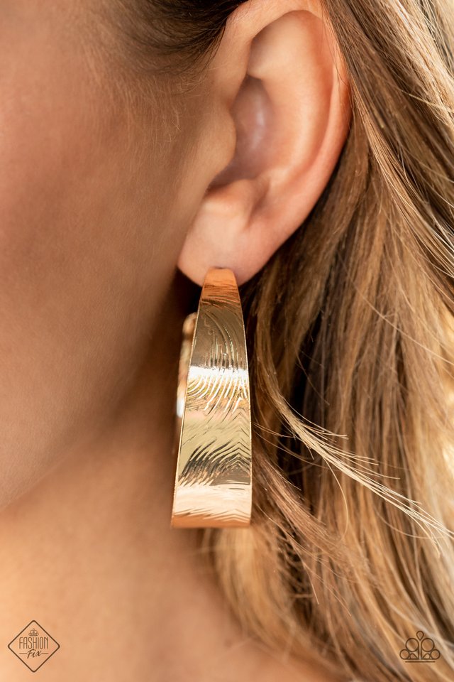 Curve Crushin - Gold - Paparazzi Earring Image