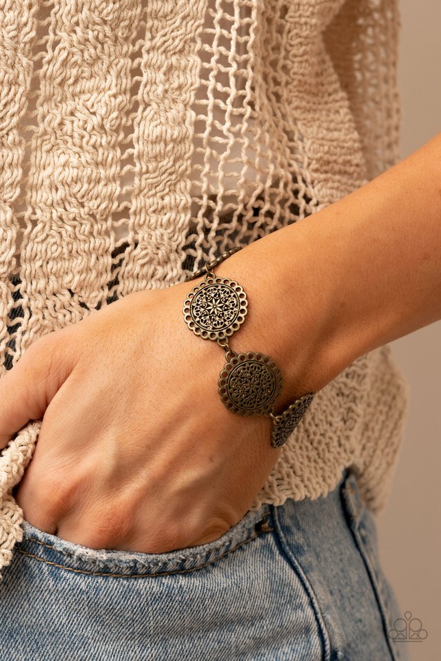 Garden Gate Glamour - Brass - Paparazzi Bracelet Image