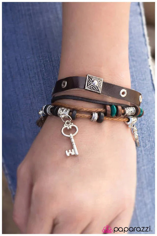 Paparazzi Bracelet ~ Dig In Your Heels - Black