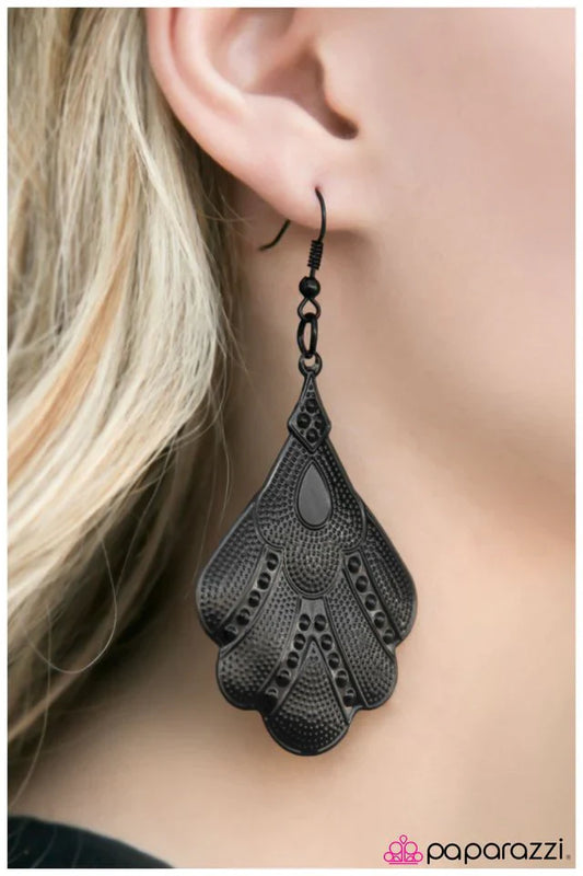 Paparazzi Earring ~ In Spades - Black