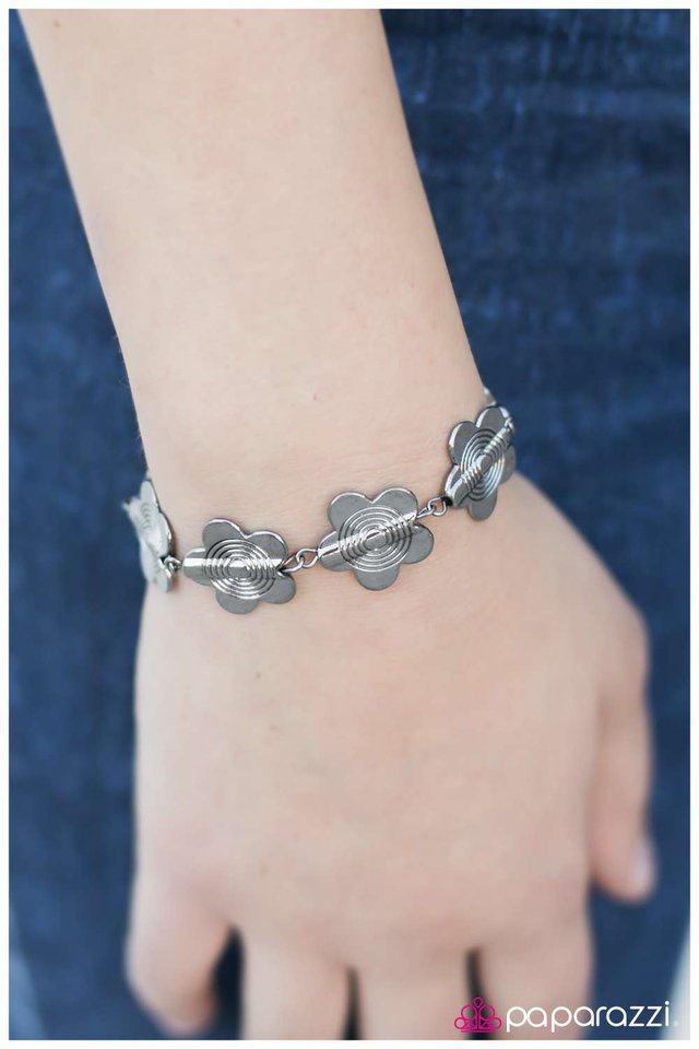 Paparazzi Bracelet ~ The Daisy Disco - Black