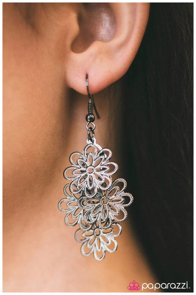 Paparazzi Earring ~ Summer Days - Black