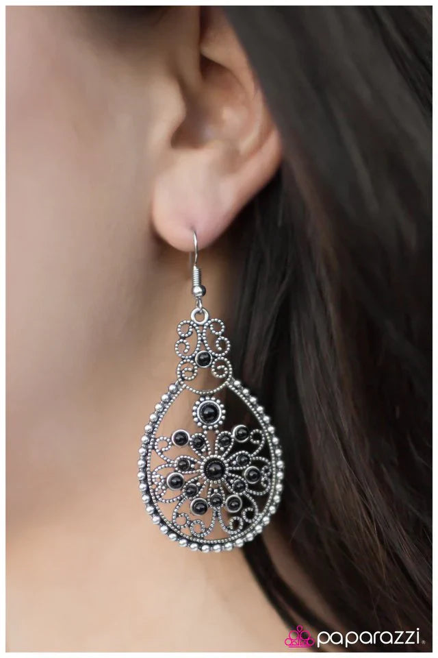 Paparazzi Earring ~ Searching For Mr. Right - Black