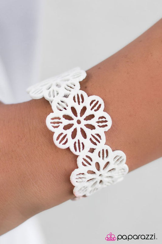 Paparazzi Bracelet ~ Daisy Days - White