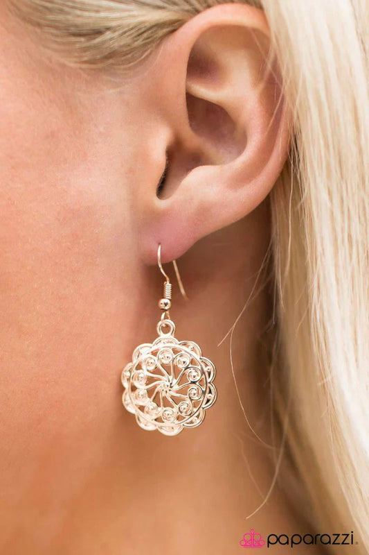 Paparazzi Earring ~ Get It Girl - Gold