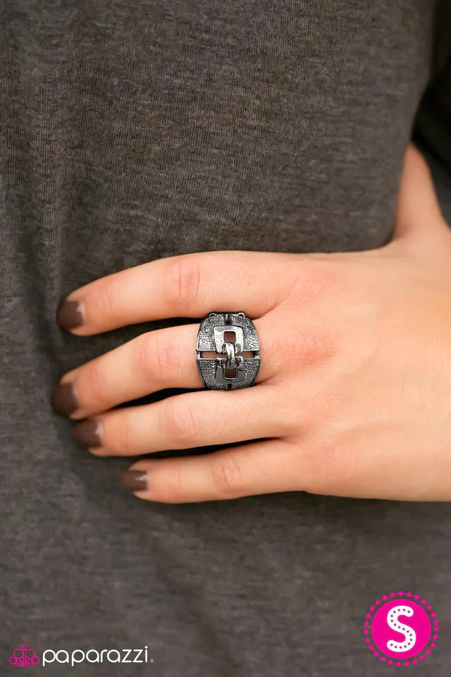 Paparazzi Ring ~ Champion Buckle - Black