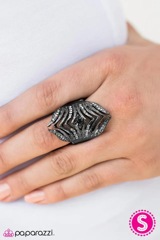 Paparazzi Ring ~ En Garde - Black