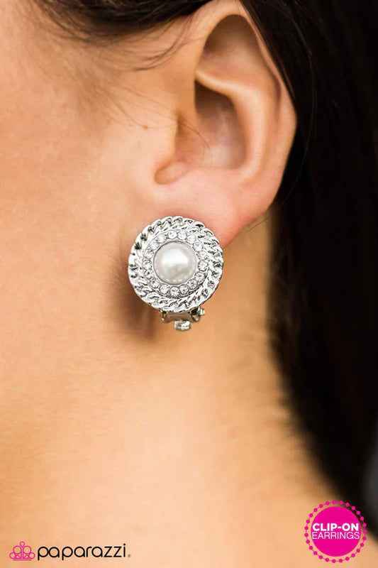 Paparazzi Earring ~ I Dont Share The Spotlight - White