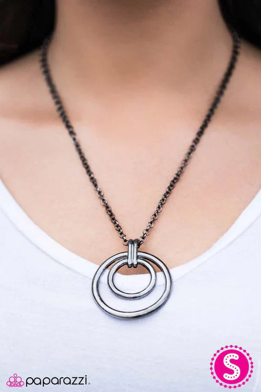 Paparazzi Necklace ~ ROUND For Glory - Black