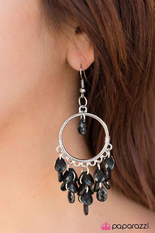 Paparazzi Earring ~ Frame of Mind - Black