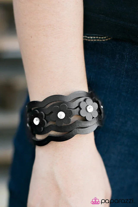 Paparazzi Bracelet ~ DAISY In Love - Black