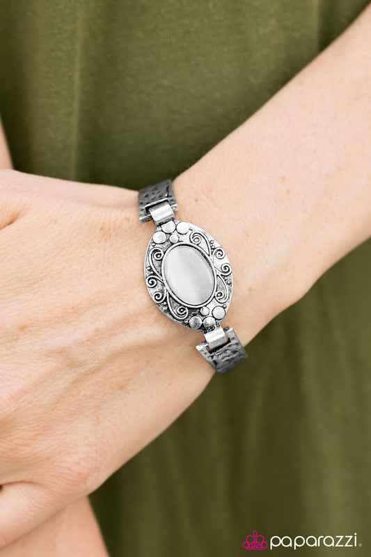 Paparazzi Bracelet ~ The GLOW-Getter - White