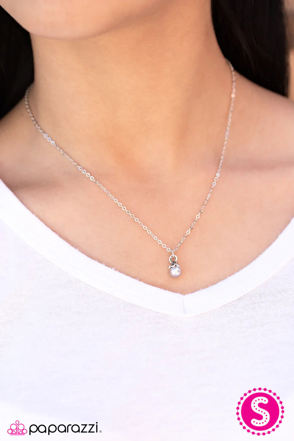 Paparazzi Necklace ~ The World Is Your Oyster  - Silver