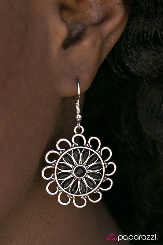 Paparazzi Earring ~ Into The Wild I Go - Black