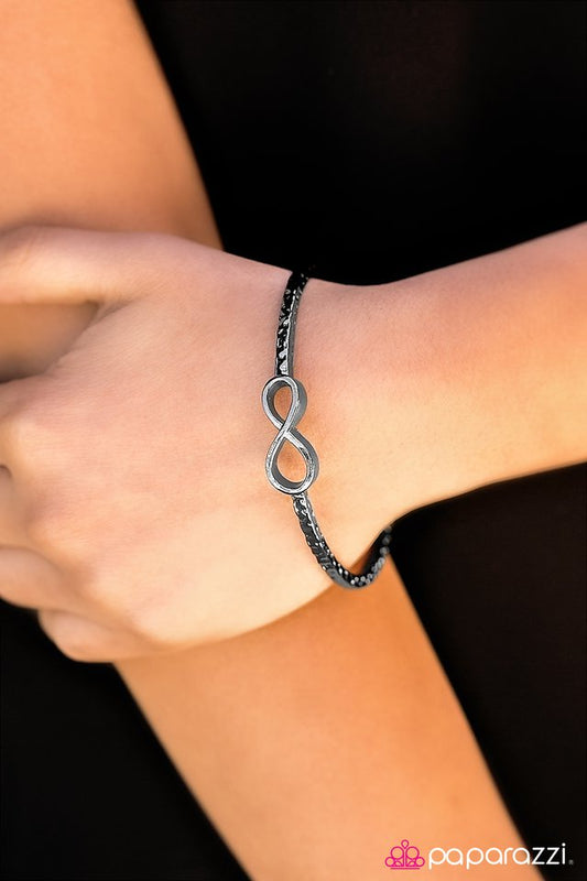 Paparazzi Bracelet ~ Worth The Wait - Black