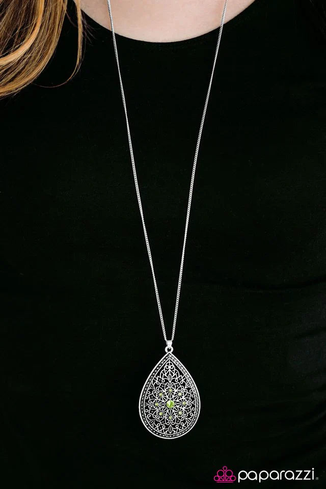 Paparazzi Necklace ~ QUEEN Me - Green