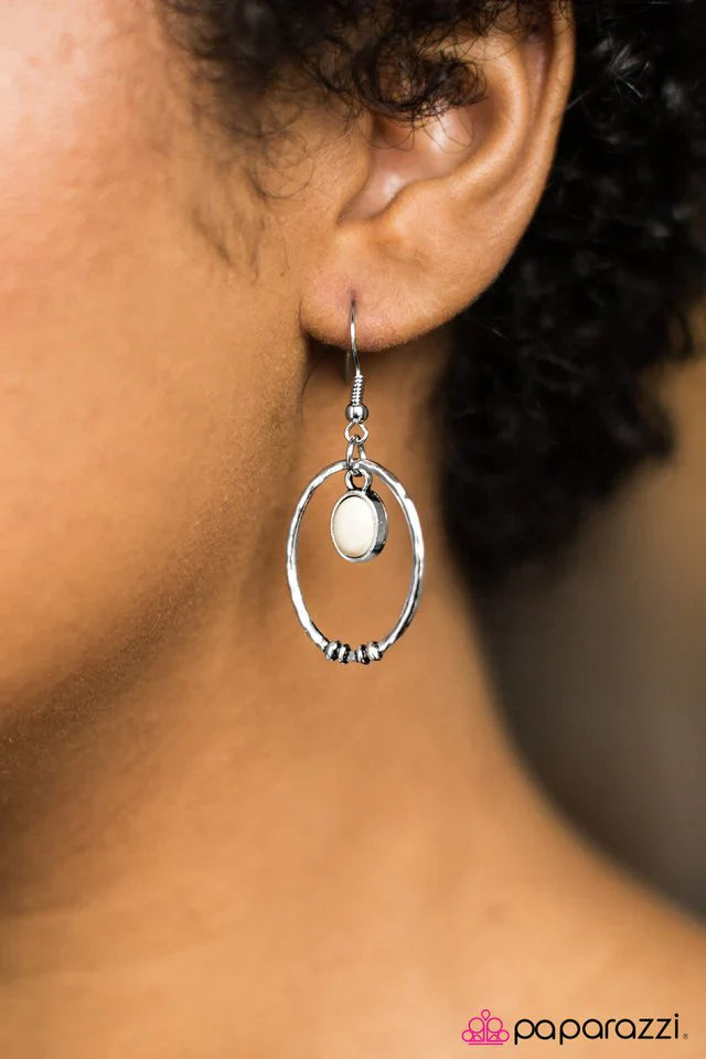 Paparazzi Earring ~ The WEST Is Yet To Come - White