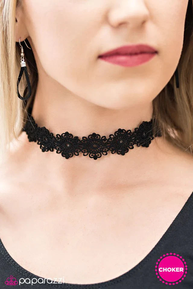 Paparazzi Necklace ~ Going Vogue - Black