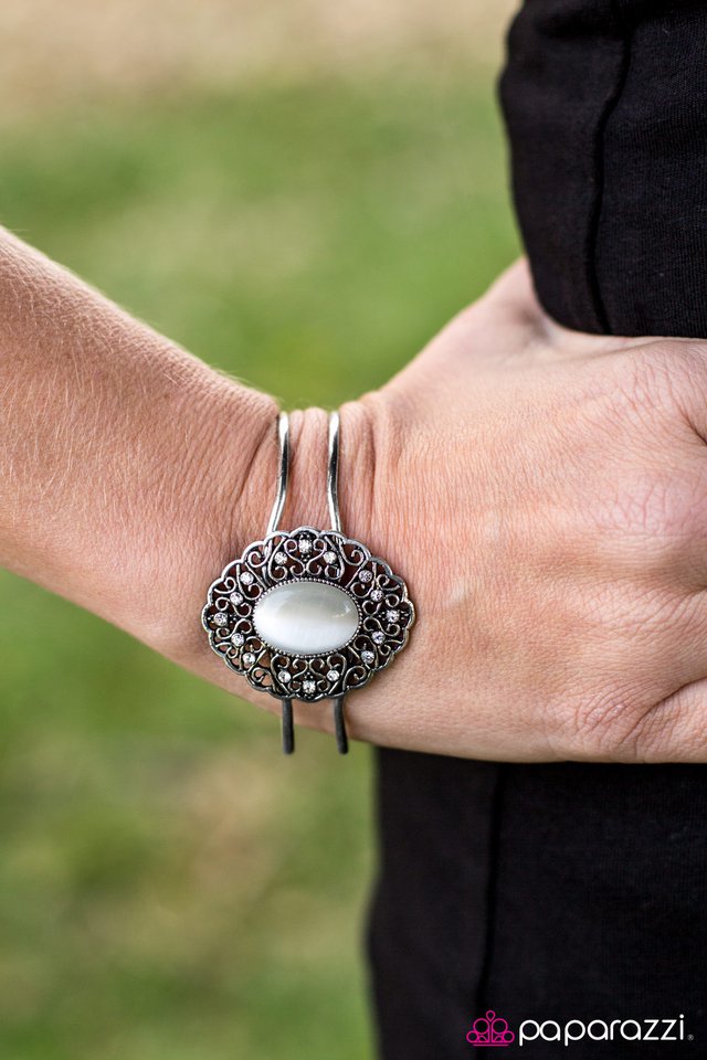 Paparazzi Bracelet ~ Icy Icing - White