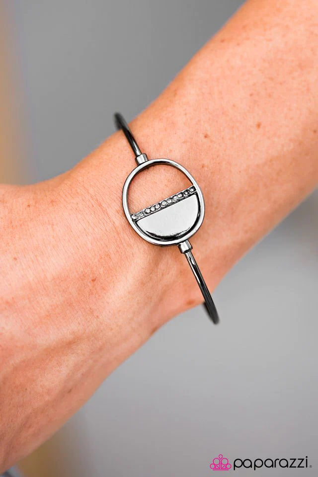 Paparazzi Bracelet ~ Working On A GLEAM - Black