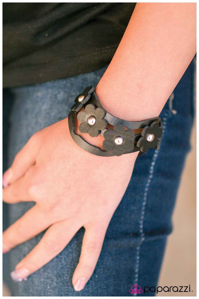 Paparazzi Bracelet ~ Steady As She Goes - Black