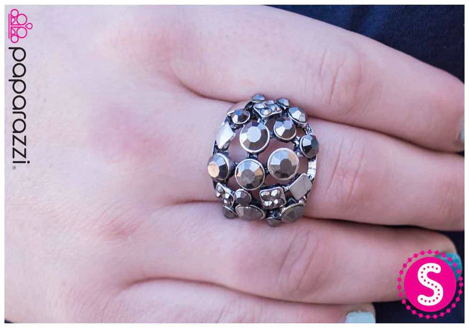 Paparazzi Ring ~ Glisten Up - Black