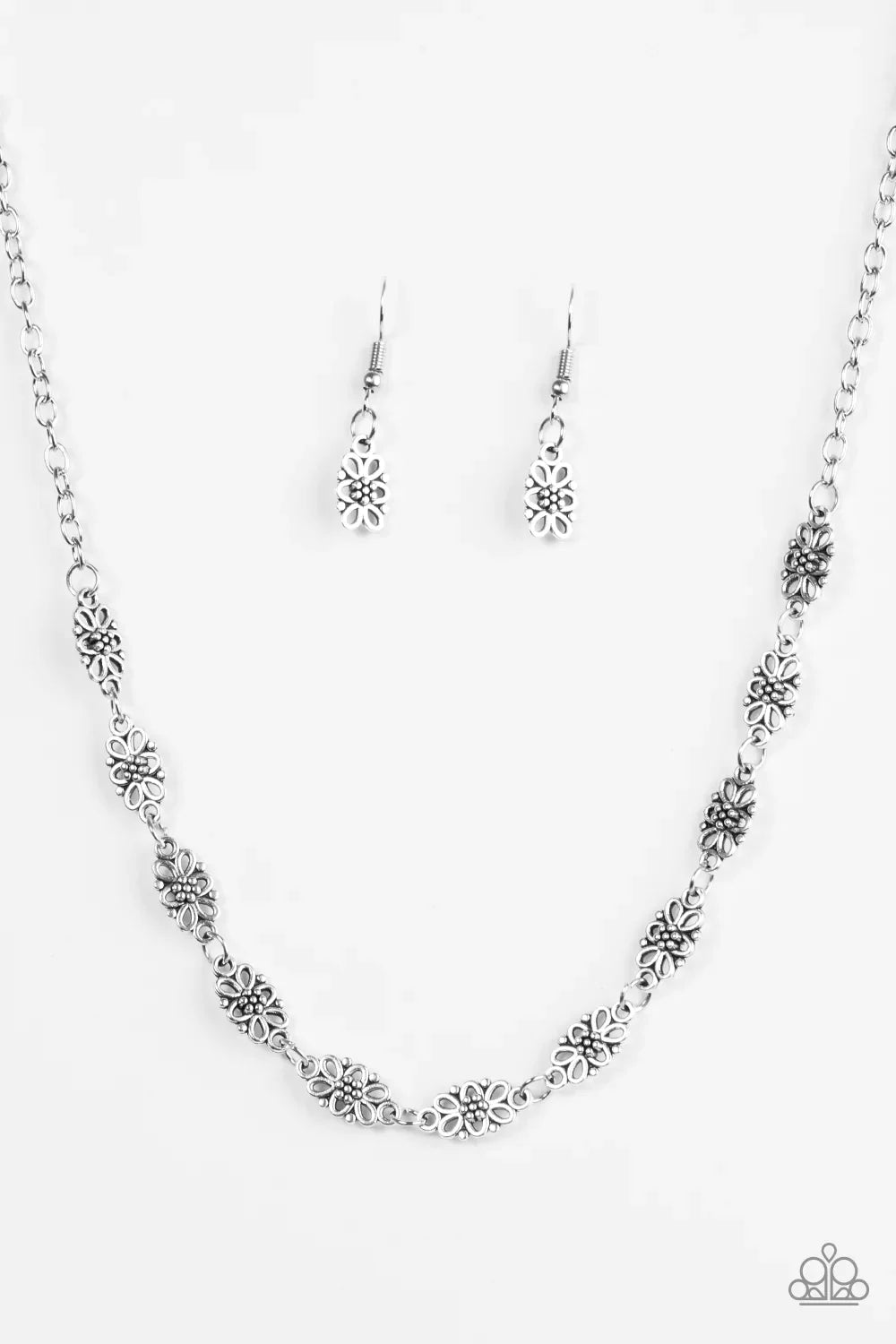 Paparazzi Necklace ~ Daisy Dream - Silver