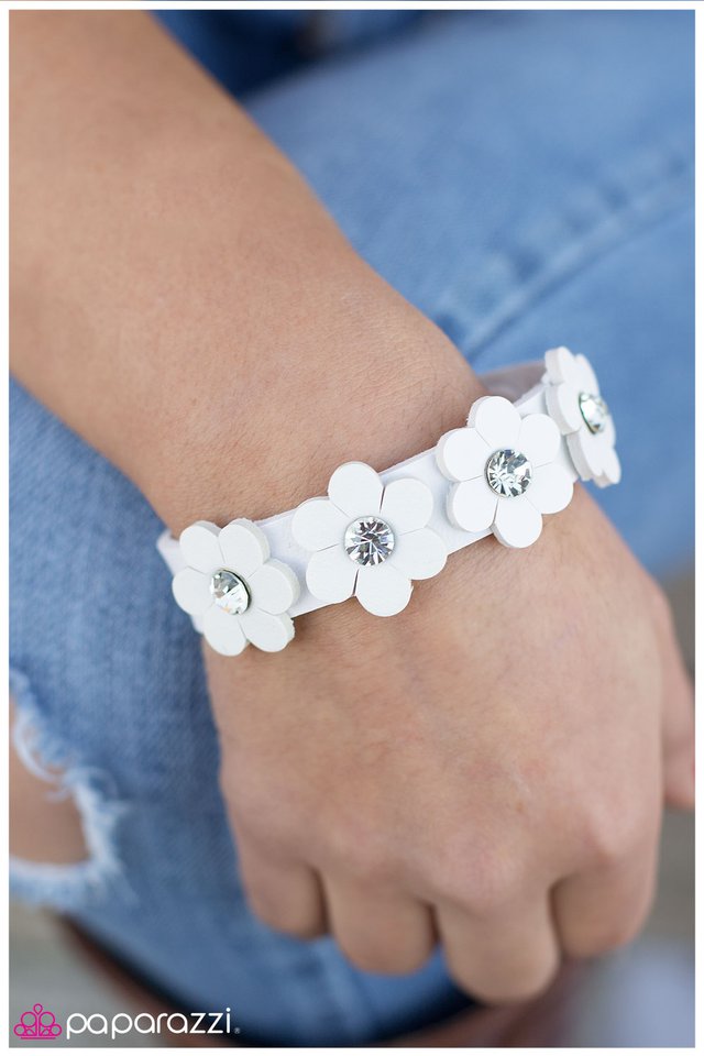 Paparazzi Bracelet ~ Poker Face - White