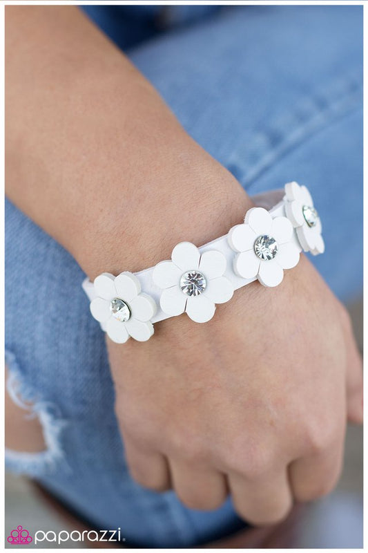 Paparazzi Bracelet ~ Poker Face - White