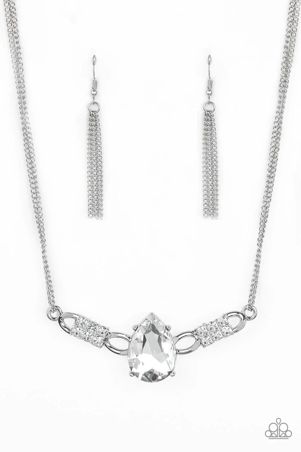 Paparazzi Necklace ~ Way To Make An Entrance - White