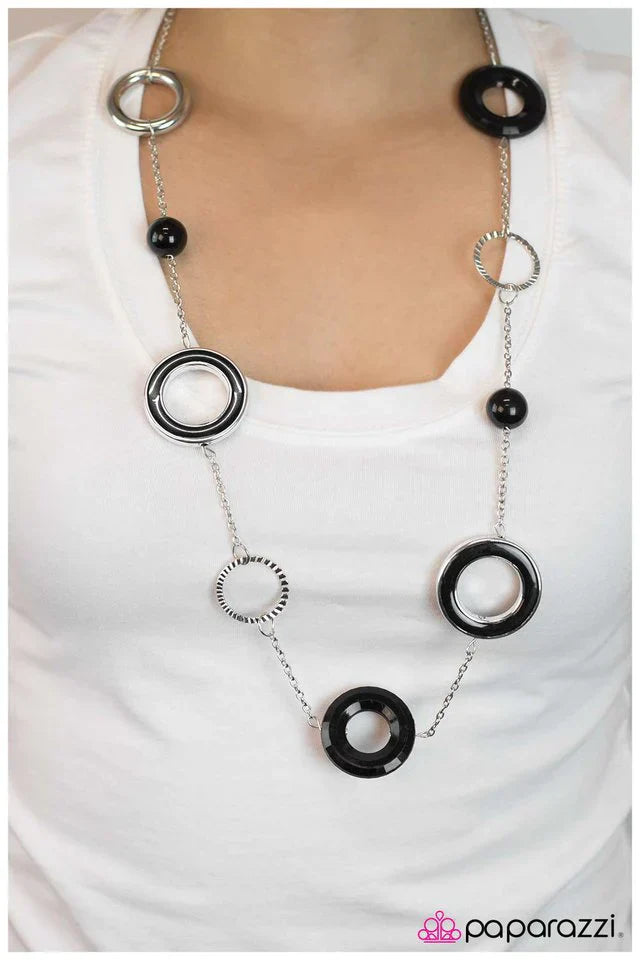 Paparazzi Necklace ~ The Ringleader - Black