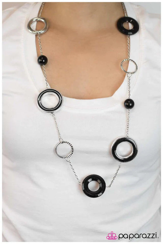 Paparazzi Necklace ~ The Ringleader - Black