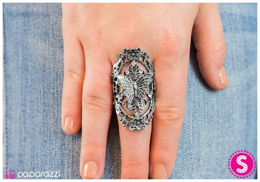 Paparazzi Ring ~ Burlesque - White
