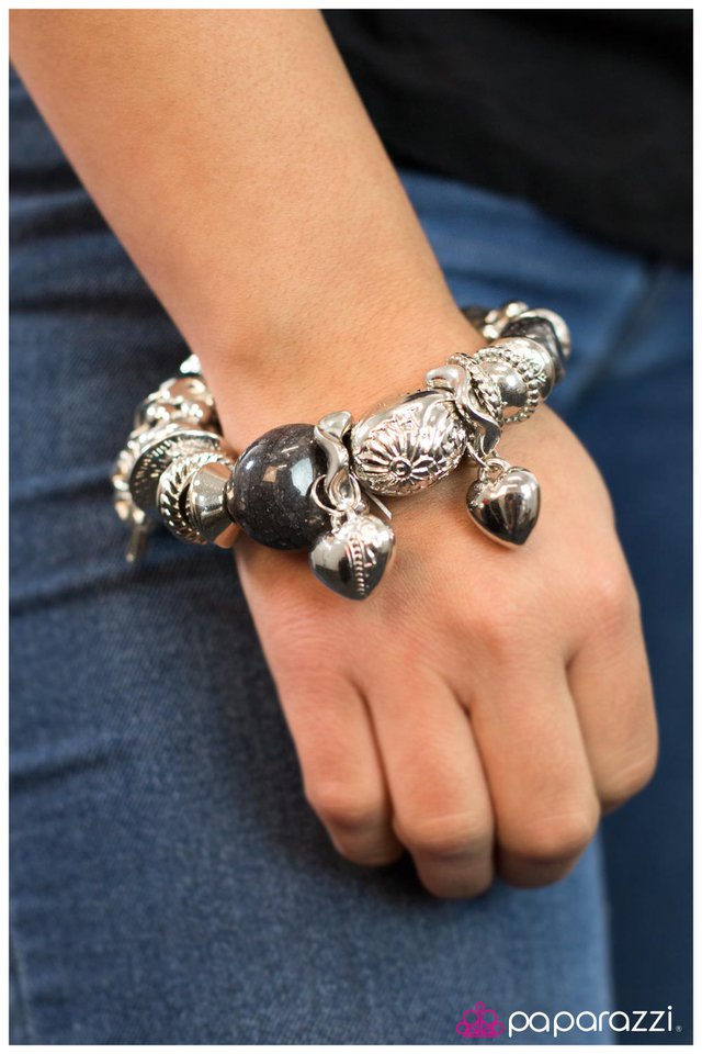 Paparazzi Bracelet ~ Extending An Invite - Black