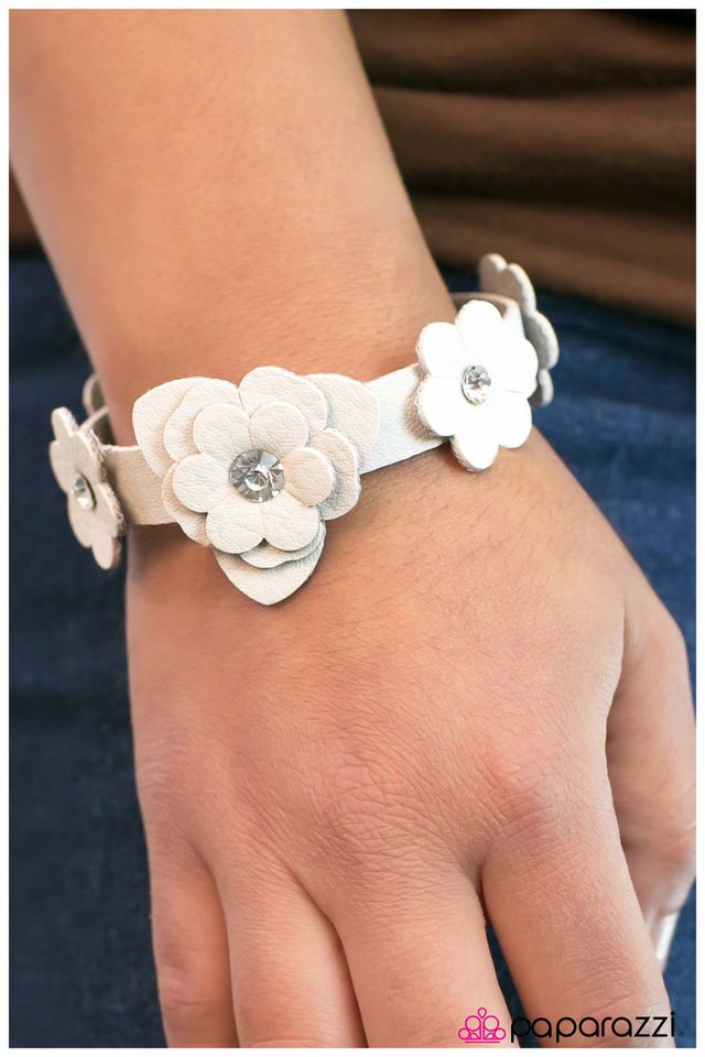 Paparazzi Bracelet ~ Show-Off - White