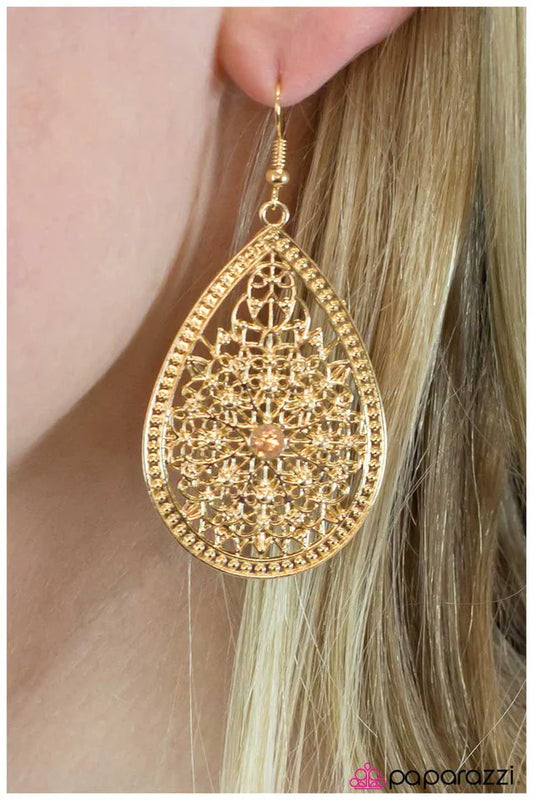 Paparazzi Earring ~ My Queen - Gold