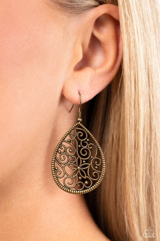 Tour de Garden - Brass - Paparazzi Earring Image