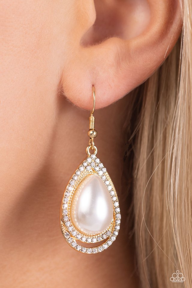 ​Effortless Elegance - Gold - Paparazzi Earring Image