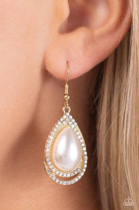 ​Effortless Elegance - Gold - Paparazzi Earring Image